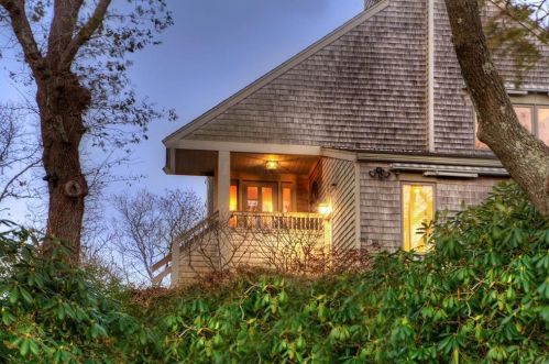 1 Highland Pl, Middletown, RI 02840-4295