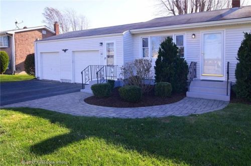42 Squantum Dr, Middletown, RI 02842-4562