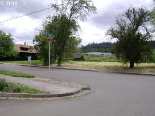 1353 Fullerton St, Roseburg, OR 97470-3443