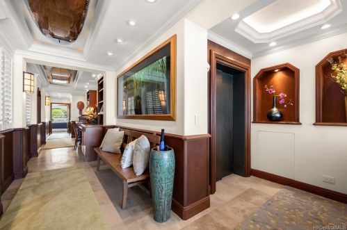 3019 Kalakaua Ave, Honolulu, HI 96815-4729