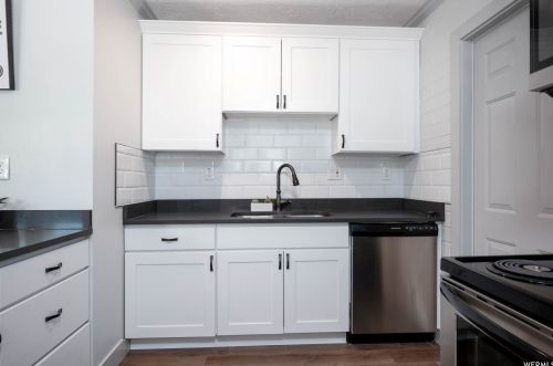 756 Carnation Dr, Sandy UT 84094-4435 exterior