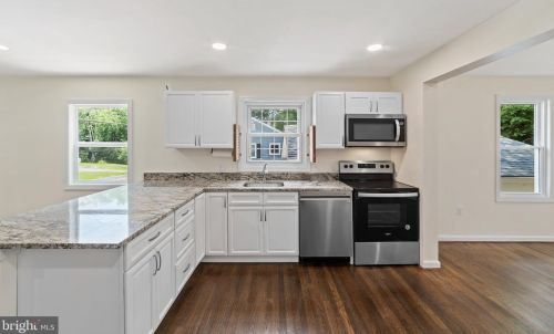 15906 Donald Curtis Dr, Woodbridge VA  22191-4250 exterior