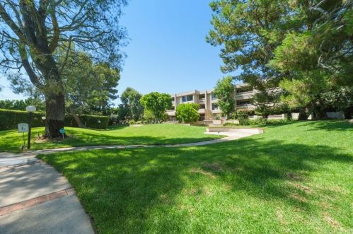 15229 Magnolia Blvd, Van Nuys CA  91403-1136 exterior