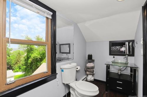 54 Monroe St, Huntington CT  06484-6032 exterior