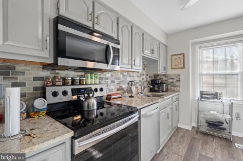 12189 Cinnamon St, Woodbridge VA  22192-1707 exterior