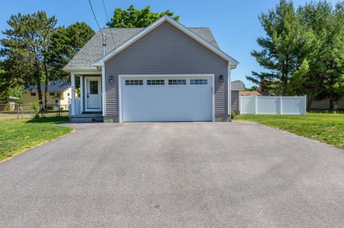 10 Bosse St, Lewiston, ME 04240-5609