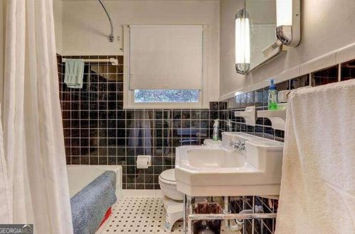 4132 Haverhill Dr, Atlanta GA  30342-3818 exterior