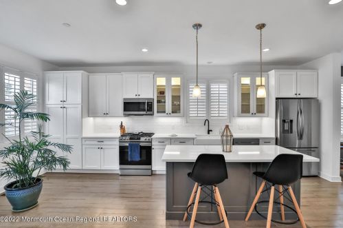 2 River St, Tinton Falls NJ 07701-1324 exterior