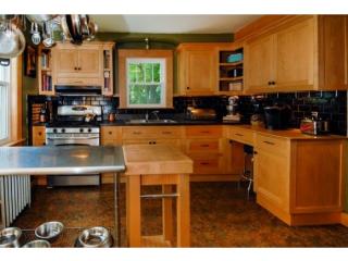 81 6th St, Dover, NH 03820-2642