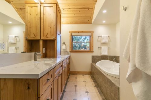 196 Basque Dr, Truckee CA  96161-3917 exterior
