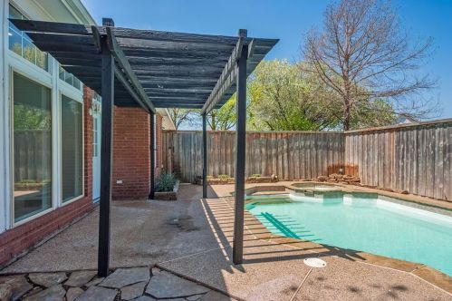 2502 Crosslands Dr, Garland TX  75040-3839 exterior