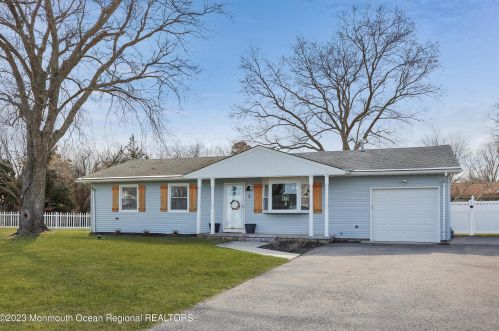 5 Heron Ct, Lacey, NJ 08731-5518