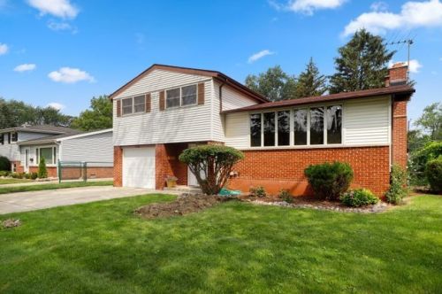 118 Roxbury Ln, Des Plaines, IL 60018-1223