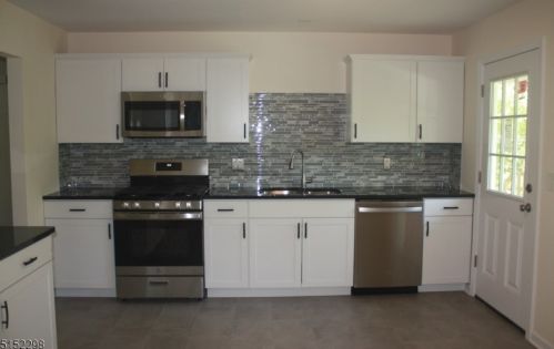19 Old Chimney Rd, Dover, NJ 07869-3822