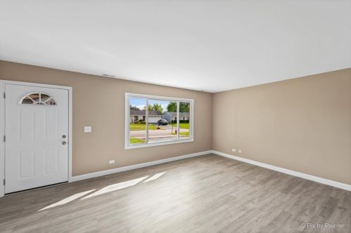1600 Spinnaker Ln, Hanover Park, IL 60133-6239
