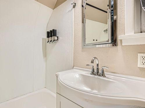 3291 Pearl St, Englewood CO 80113-2713 exterior