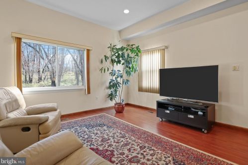 861 Centennial Sq, Philadelphia, PA 19116-2519