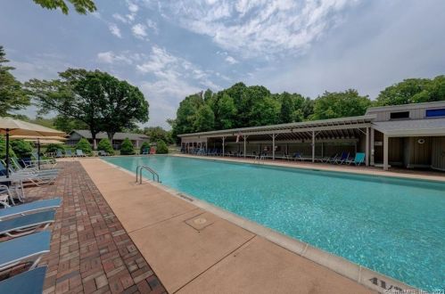 6 Lakeview Dr, Southington CT  06489-3454 exterior