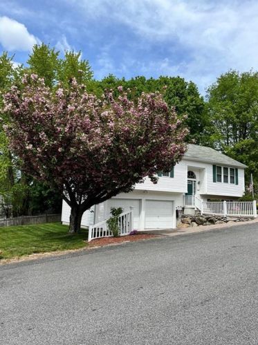 42 Manila Ave, Woonsocket, RI 02895-4954