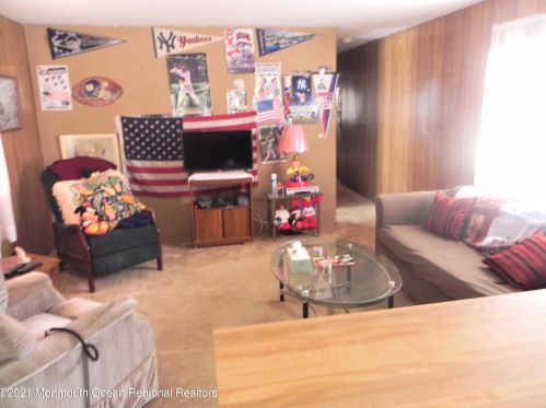 91 Beaver Ave, Lakehurst, NJ 08759-3663