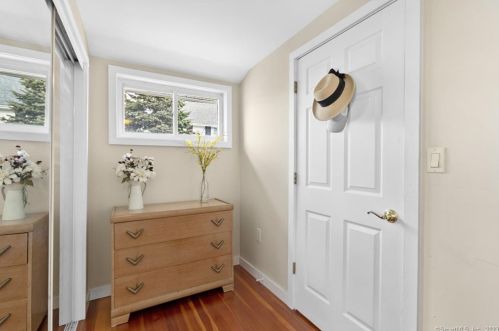 6 Center St, Niantic CT  06357-2658 exterior