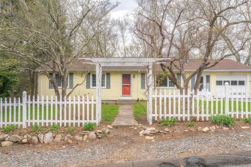 11 Clark Ln, Gales Ferry, CT 06335-1106