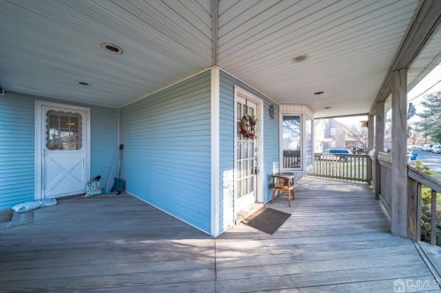 25 Arbor St, Sewaren, NJ 07077-1305