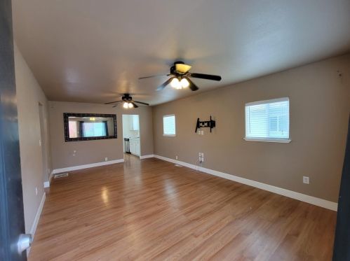 9675 Kent St, Elk Grove, CA 95624-2432