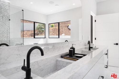 17137 Escalon Dr, Van Nuys CA  91436-4029 exterior