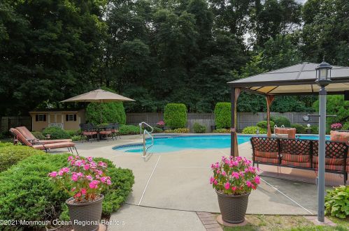 19 Downing Ct, Middletown, NJ 07748-1818