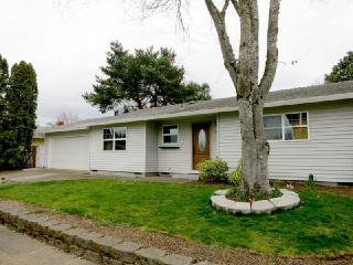 3805 Madrona Dr, Newberg, OR 97132-1560