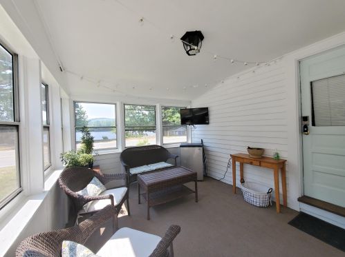 231 Elm St, Goffstown, NH 03045-2227