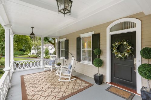 8 Lockwood Rd, Riverside, CT 06878-1819