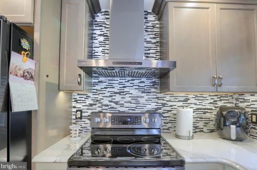 2410 Creek View Dr, Lancaster PA  17602-1450 exterior