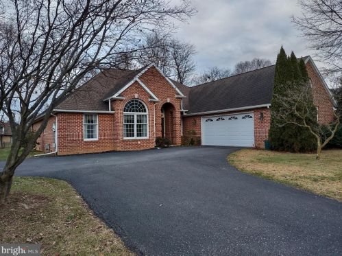 221 Taunton Dr, Carlisle, PA 17013-4703