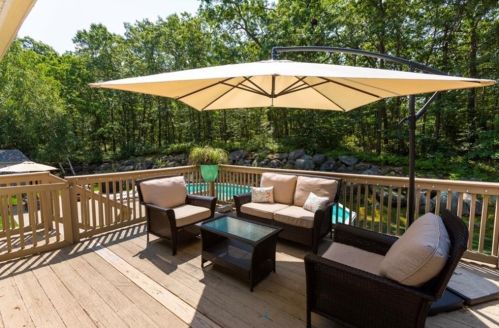 86 Hilltop Dr, Providence, RI 02919-3013