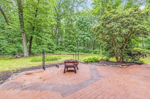 1090 Avery St, Wapping CT  06074-2301 exterior