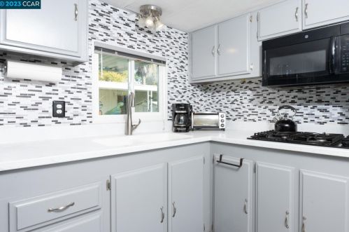 2210 Dalis Dr, Concord CA  94520-5422 exterior