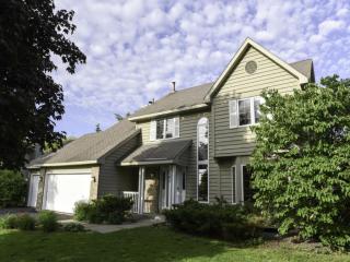 2183 Woodbridge Cir, Saint Paul, MN 55125-9356