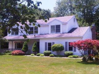 9 Newbury Ct, Simsbury, CT 06070-1673