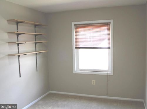 5076 Queens Wood Dr, Springfield VA  22015-1530 exterior