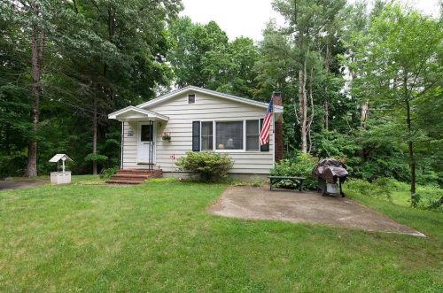 8 Lakeview Ave, Sandown, NH 03873-2501