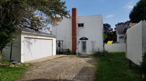 521 Forrest Ave, Bull Valley, IL 60098-3733