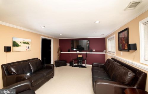 8 Ovington Dr, Trenton, NJ 08620-1510
