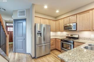 933 Roselawn St, Portland OR  97211-4448 exterior