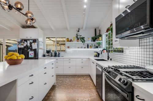 8010 Crosnoe Ave, Van Nuys CA  91402-5529 exterior
