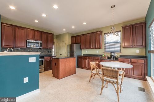 228 Lord Fairfax St, Charles Town WV  25414-2607 exterior