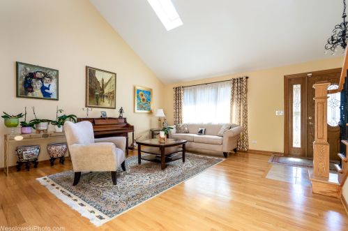 469 Montrose Ave, Wood Dale, IL 60191-2163
