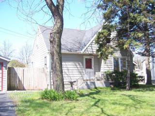 468 Van Auken St, Elmhurst, IL 60126-2030