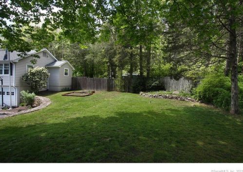 35 Isinglass Rd, Huntington, CT 06484-5847